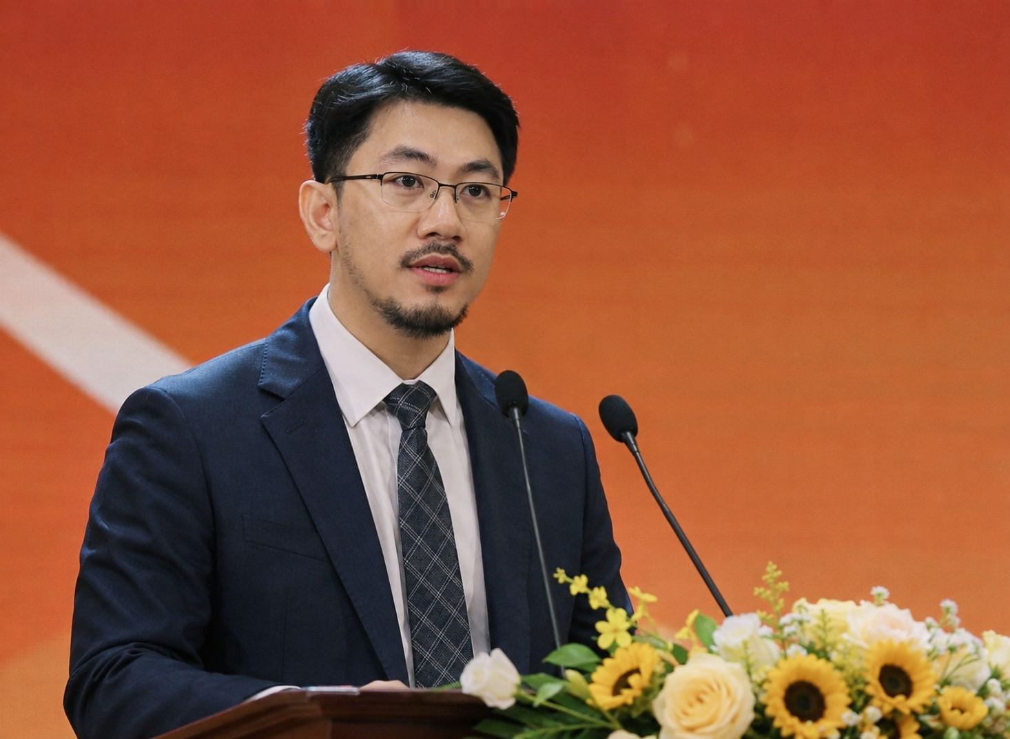 Luật sư Đặng Đình Ngọc, chuyên tư vấn pháp luật, doanh nghiệp, thương mại, đầu tư, sở hữu trí tuệ và giải quyết tranh chấp tại Việt Nam và quốc tế.